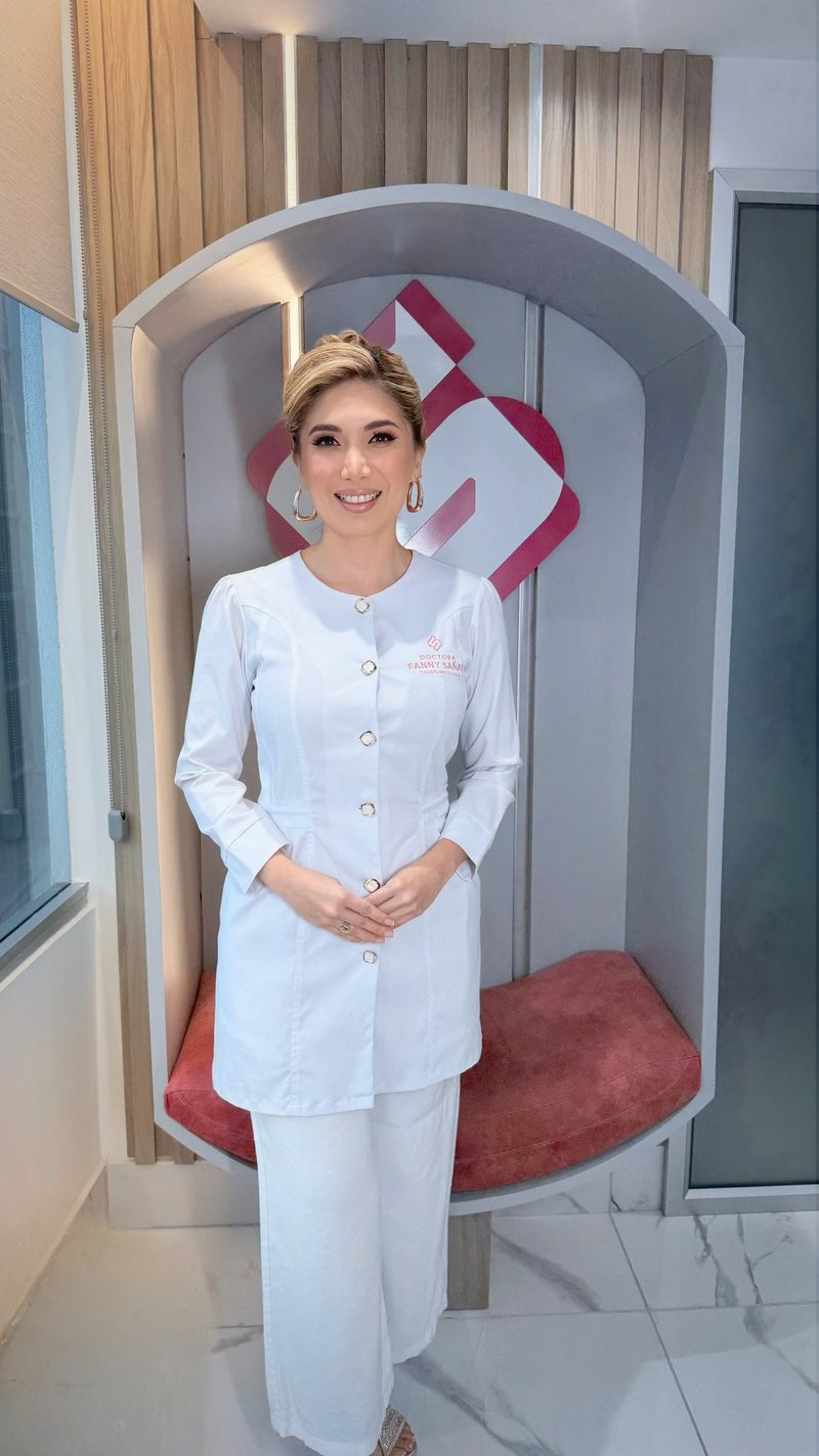 Dra. Fanny Sañay en su consultorio, Guayaquil