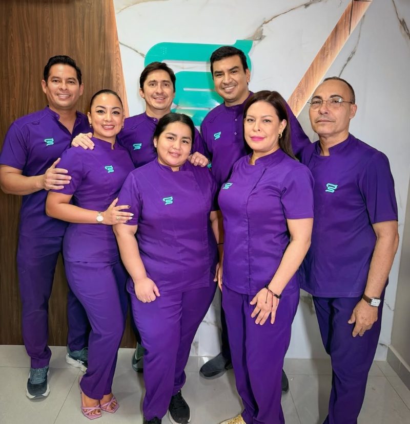 Equipo de GASTREND en su consultorio, Manta